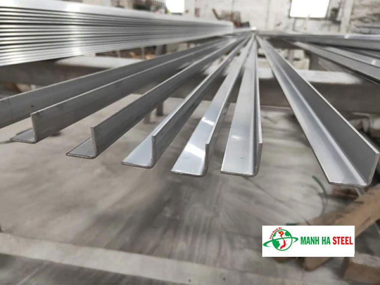 V góc đúc inox 30x30mm